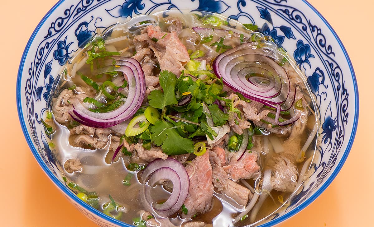 4. Phở bò tái